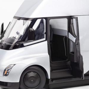 Tesla выпускает литую версию своего электрического грузовика Semi за $250