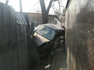 В Алматы автомобиль въехал в остановку и сбил людей