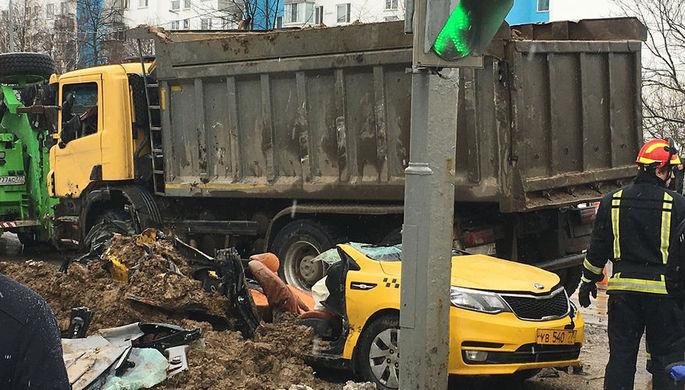 Грузовик с песком рухнул на такси в Москве, есть жертвы