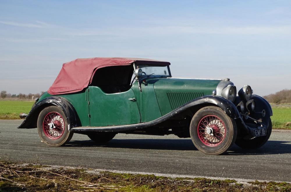 Bentley, забытый на 30 лет в гараже, ушел с молотка за 40 миллионов рублей