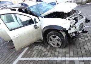 В Минске пьяный водитель на Renault, уходя от погони, врезался в бетонный забор