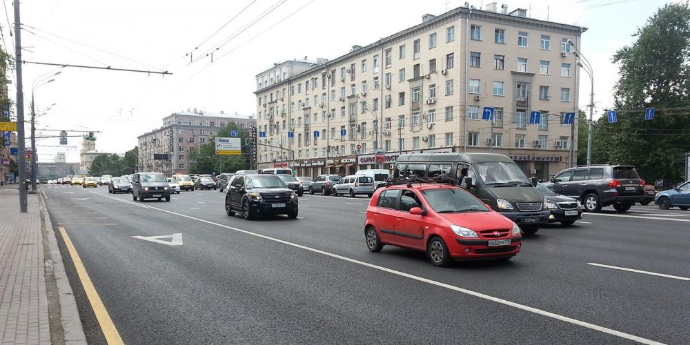 В Москве запретили ездить по выделенным полосам в выходные
