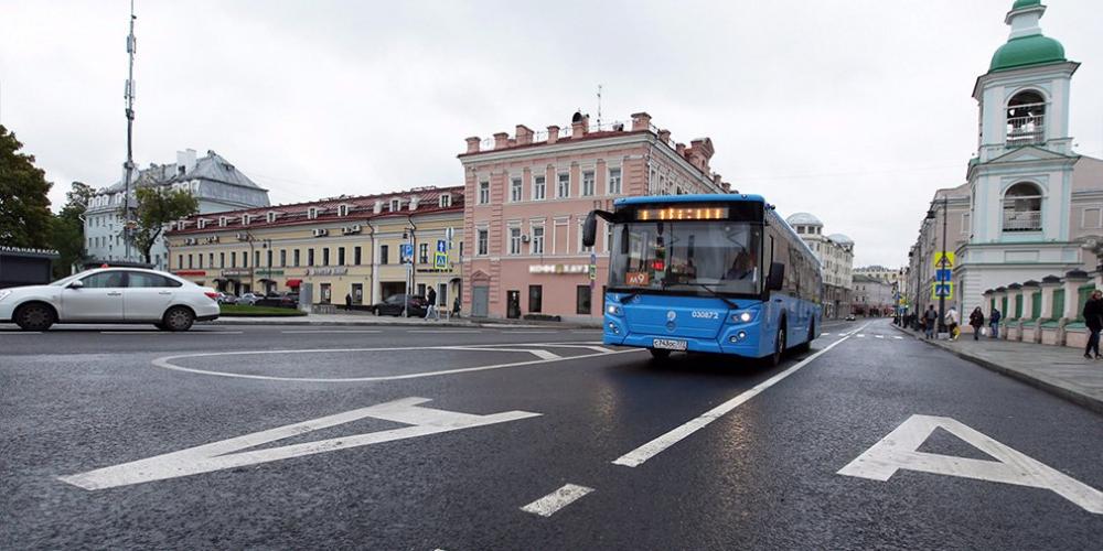 Власти Москвы объяснили запрет движения по выделенкам в выходные
