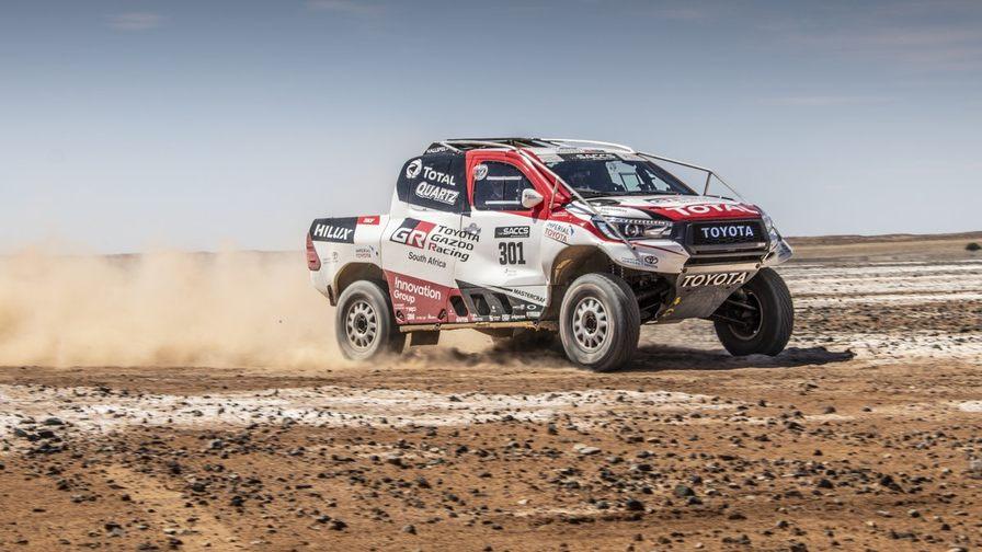Видео: Фернандо Алонсо дебютировал за рулём Toyota Hilux