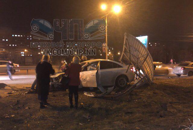 Машина влетела в остановку в Нижнем Новгороде