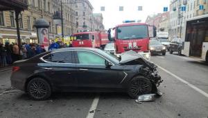 Автомобиль вылетел на тротуар на Невском проспекте