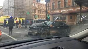 Автомобиль вылетел на тротуар на Невском проспекте