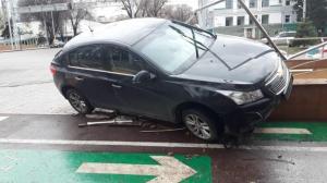 Chevrolet повис над пешеходным переходом в центре Алматы