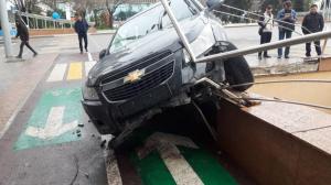 Chevrolet повис над пешеходным переходом в центре Алматы