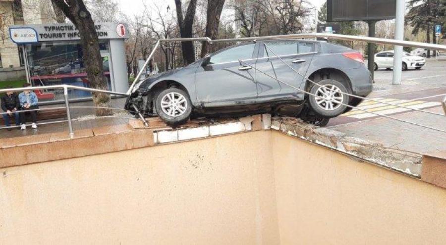 Chevrolet повис над пешеходным переходом в центре Алматы