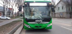 Водитель Toyota устроил массовое ДТП и скрылся в Алматы