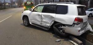 Водитель Toyota устроил массовое ДТП и скрылся в Алматы