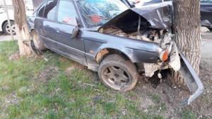 Водитель сбил велосипедиста и врезался в дерево в Алматы