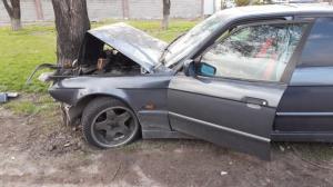 Водитель сбил велосипедиста и врезался в дерево в Алматы