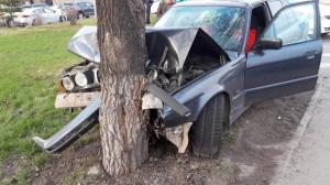 Водитель сбил велосипедиста и врезался в дерево в Алматы