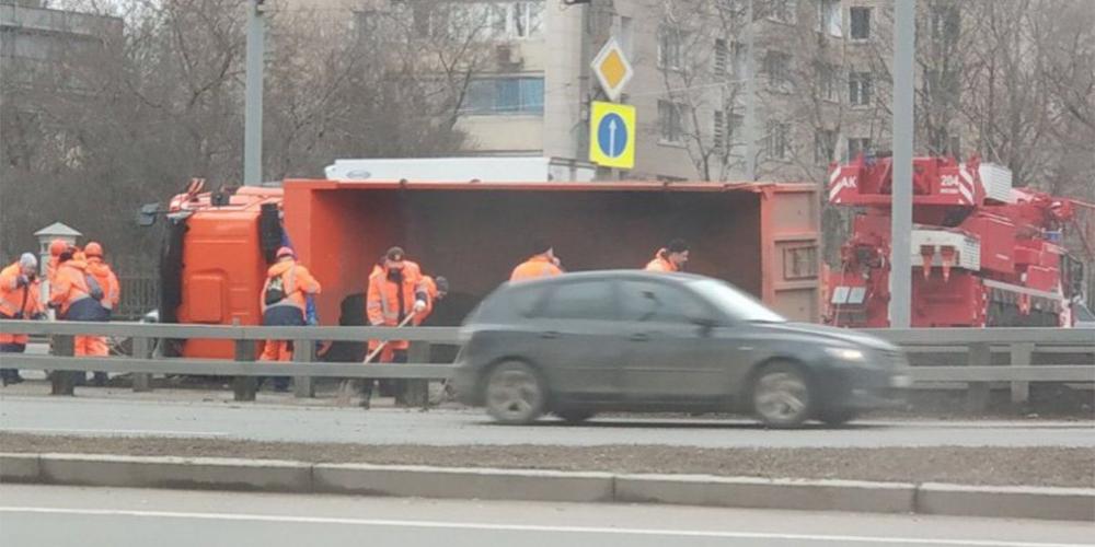 Перевернувшийся грузовик перекрыл движение по ТТК