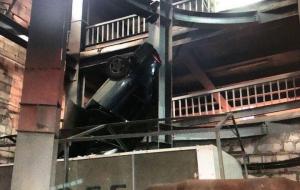 В Самаре лихачи на машине улетели с многоярусной парковки
