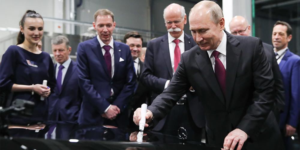 Путин расписался на одном из первых Mercedes российской сборки
