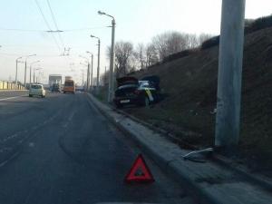 В Минске такси вылетело с дороги и врезалось в столб