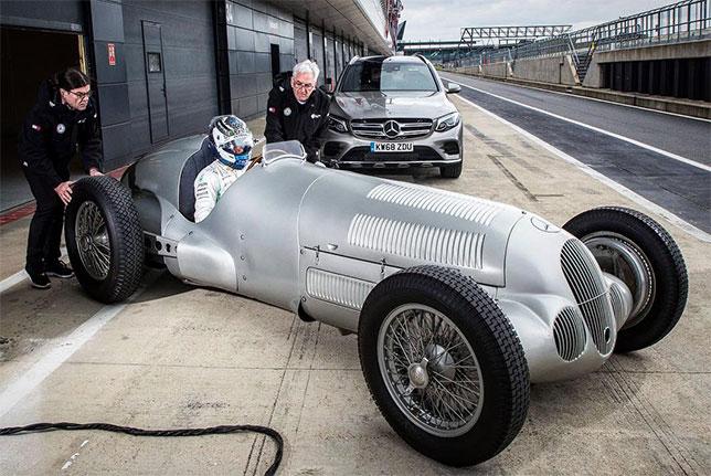 Боттас прокатился на довоенной Mercedes W125