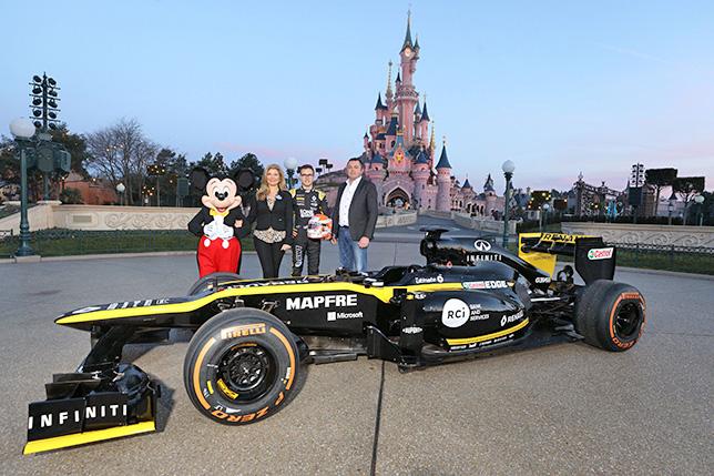 В Париже стартовали «гастроли» Renault F1 по Франции