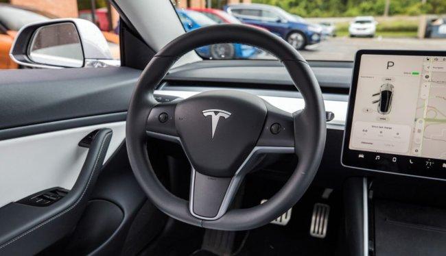 Автомобили Tesla будут самостоятельно объезжать дорожные ямы