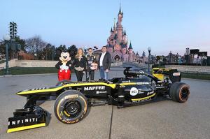 В Париже стартовали «гастроли» Renault F1 по Франции