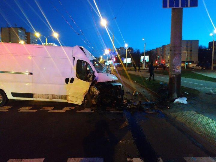 В Минске микроавтобус врезался в столб