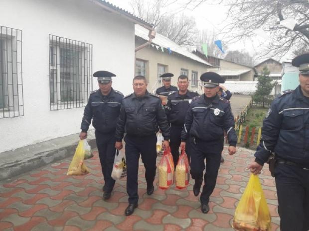 Для снижения числа ДТП кыргызские милиционеры принесли в жертву барана