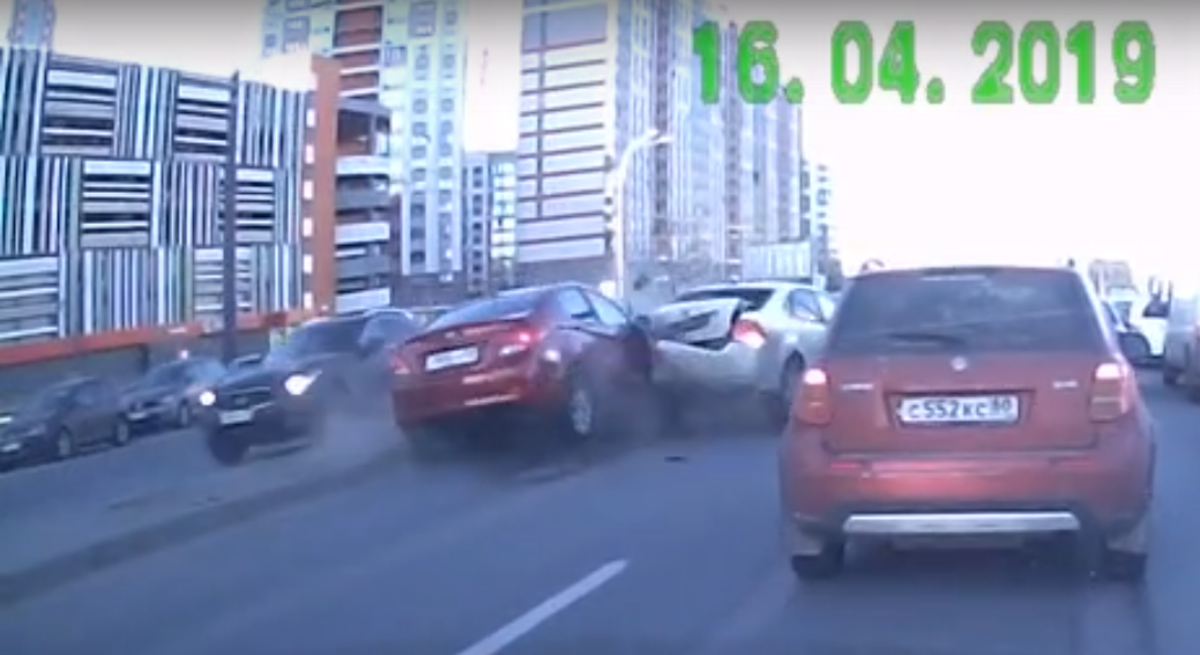 Женщина с ребенком устроила массовую аварию в Петербурге
