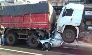Грузовики сплющили легковушку, но ее водителю чудом удалось выжить