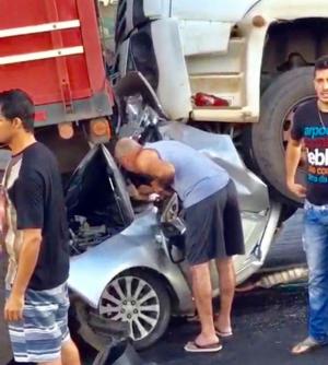 Грузовики сплющили легковушку, но ее водителю чудом удалось выжить
