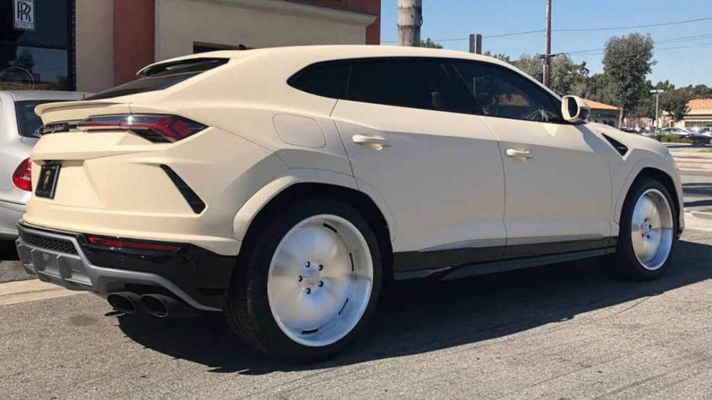 Как испортить крутую тачку: Канье Уэст показал свой доработанный Lamborghini Urus