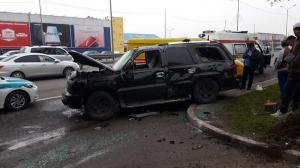 Автомобиль перевернулся от столкновения в Алматы