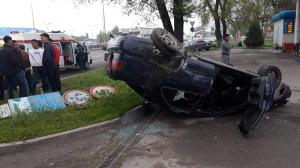 Автомобиль перевернулся от столкновения в Алматы