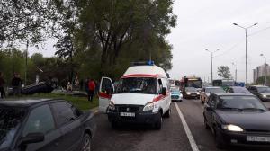 Автомобиль перевернулся от столкновения в Алматы