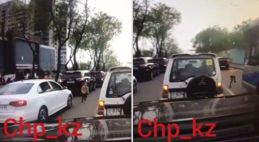 Ребенок выбежал под колеса автобуса в Алматы