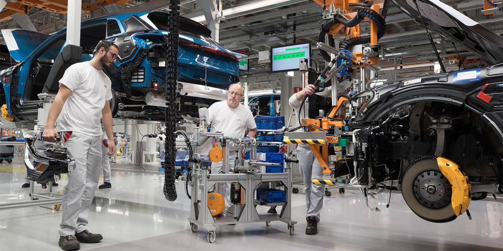 Audi сократила объемы выпуска электрокара e-tron из-за нехватки батарей