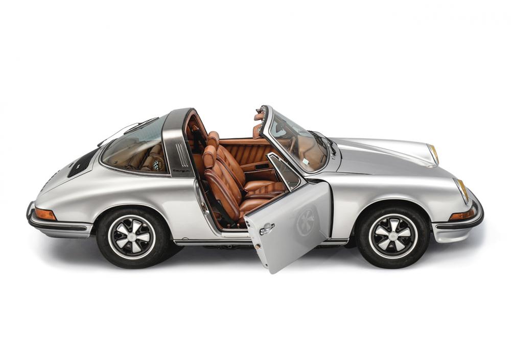 Porsche 911 с очень кожаным салоном пустят с молотка