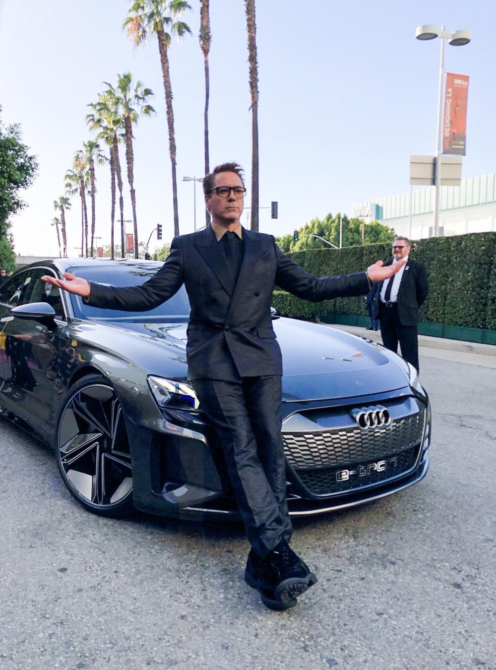 Роберт Дауни-младший приехал на премьеру фильма Avengers: Endgame на Audi  E-Tron GT