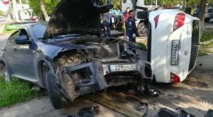 BMW X6 снес светофор и угодил в арык после ДТП с Hyundai Accent в Алматы