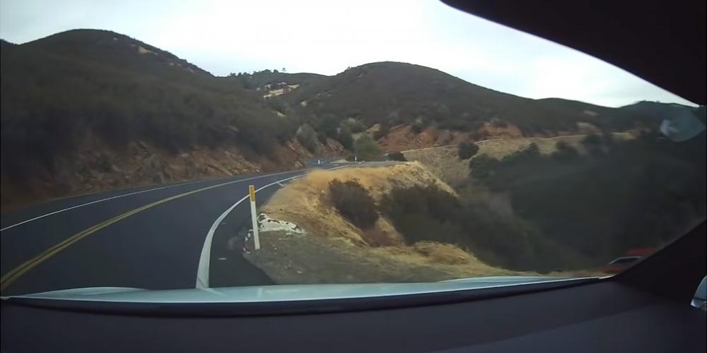 Видео: Tesla Model X на автопилоте попадает в аварию на серпантине