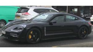 Porsche Taycan попалась фотошпионам в серийном кузове