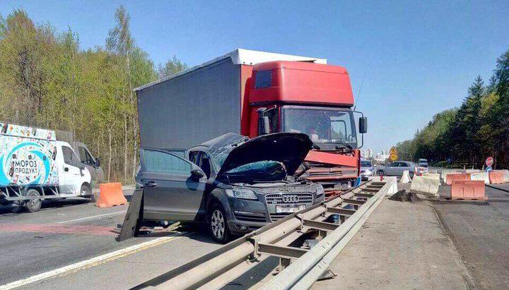На трассе М6 под Минском столкнулись фура и Audi: погиб водитель легковушки