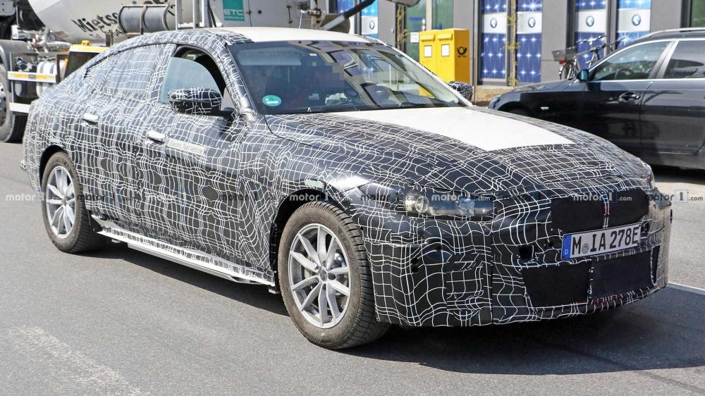 Новый электромобиль BMW i4 застали на дорогах