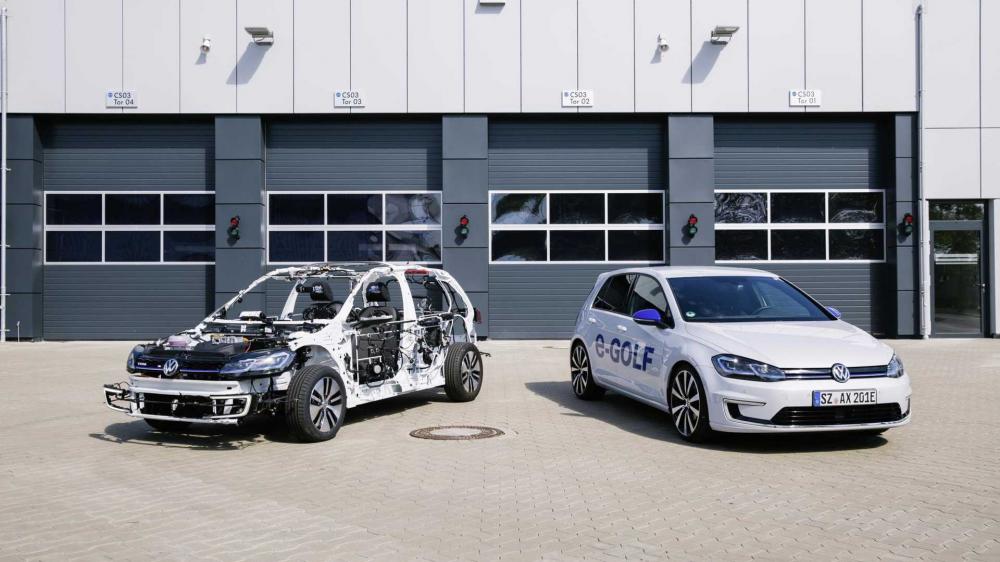 Volkswagen превратил электрический Golf в скелет