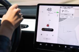 Tesla запустила очередное обновление: какие новые функции появились в электромобилях