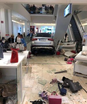 78-летний пенсионер на Mercedes залетел в ТЦ, перепутав педали