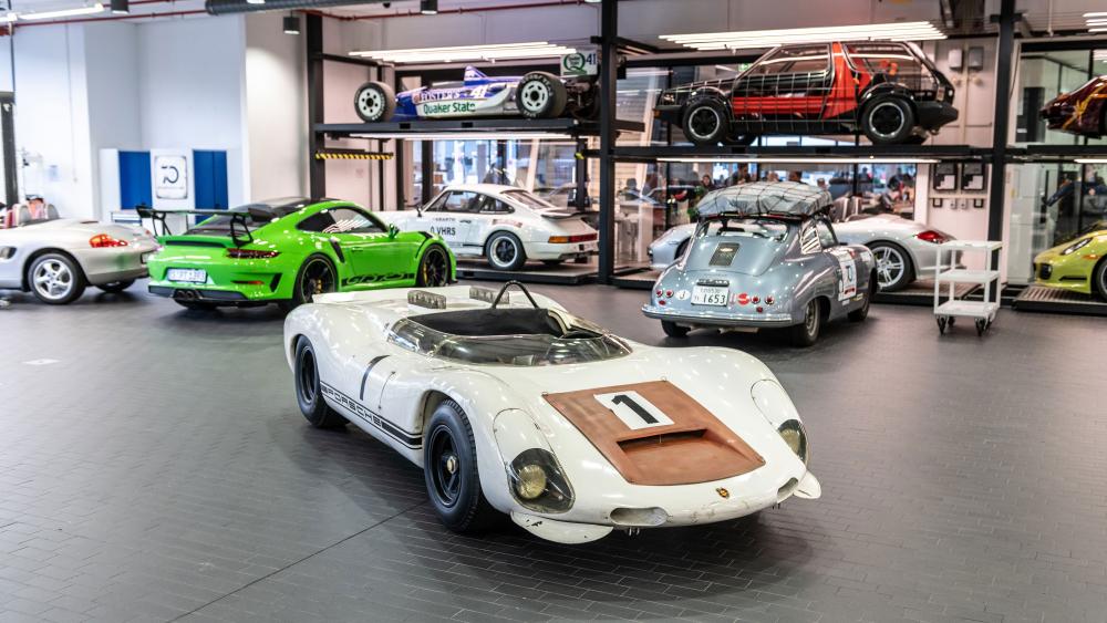 Porsche показала, как выглядит спорткар, выезжавший на трек полвека назад