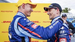Ник Катсбург выиграл два поула за три часа на этапе WTCR в Словакии
